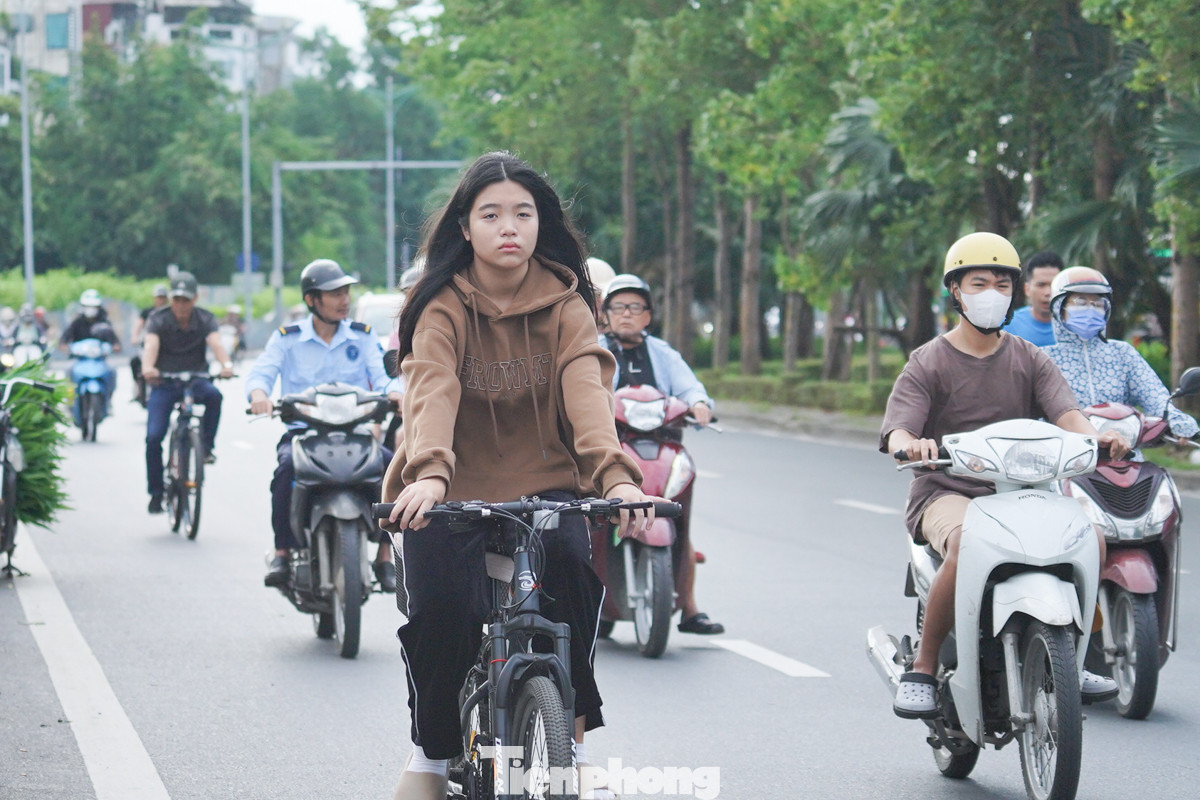 Trung tâm Dự báo khí tượng thủy văn quốc gia cho biết hôm nay 2-10, không khí lạnh bao trùm và chi phối thời tiết toàn bộ Bắc Bộ. Sau đó lan tới Bắc Trung Bộ và một số nơi ở Trung Trung Bộ. Gió Đông Bắc trong đất liền cấp 3, vùng ven biển cấp 4-5.