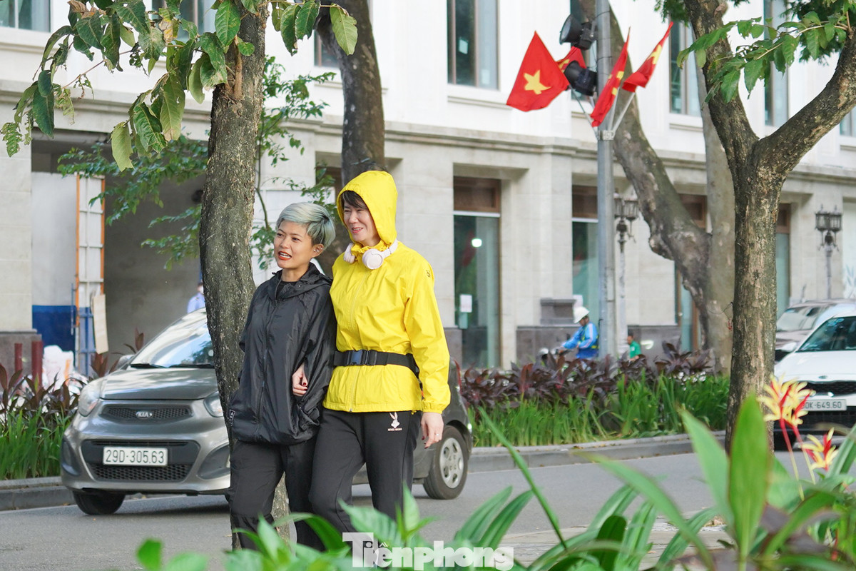 Dưới tiết trời se lạnh đầu mùa, tản bộ quanh hồ Gươm trở thành niềm yêu thích của nhiều người.