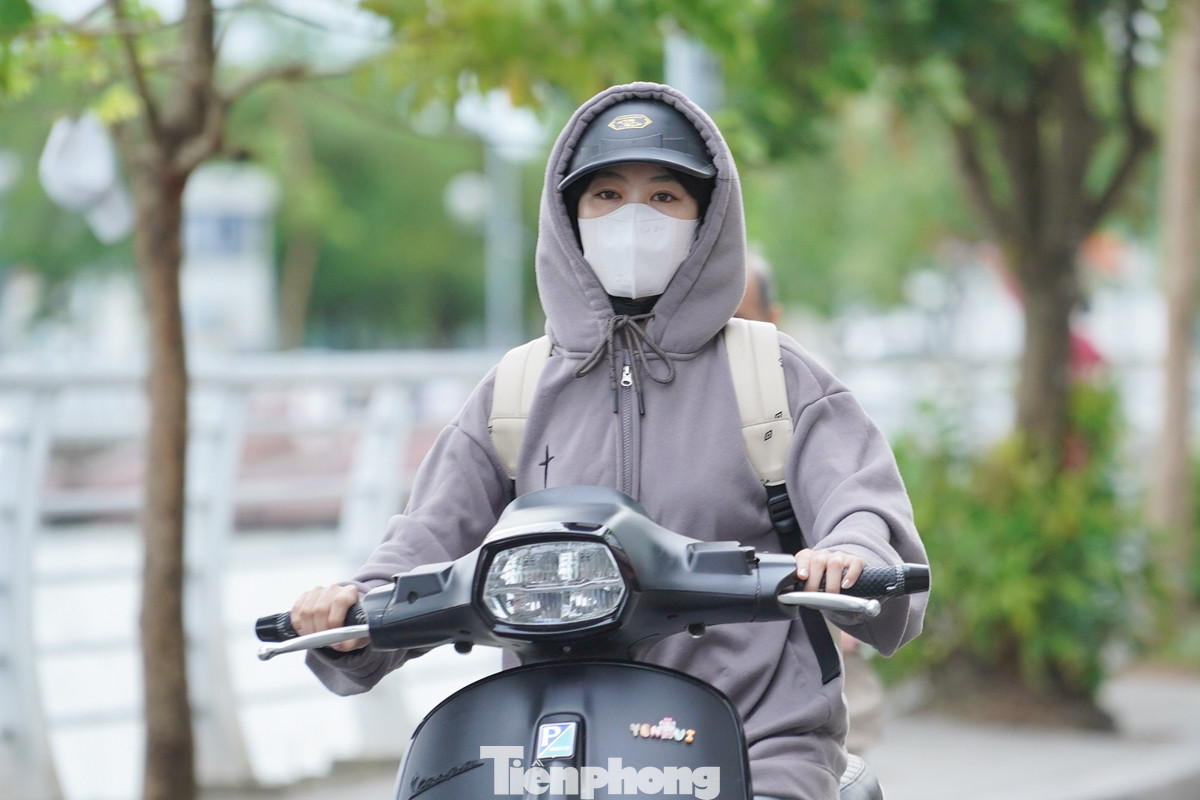 "Tôi rất thích tiết trời se lạnh này của Thủ đô. Cảm giác như được đắm mình trong một không gian thật thư thái và yên bình." - một người dân ở quận Tây Hồ cho biết.