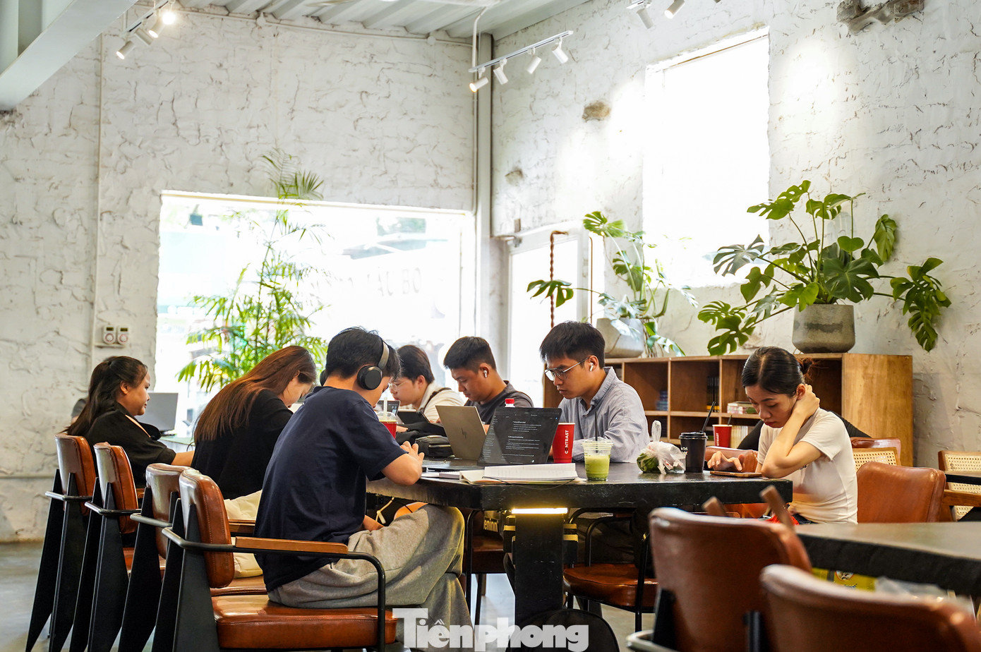Nhiệt độ bên ngoài oi bức, nhiều người chọn đến quán cà phê hoặc thư viện trường học có máy lạnh để vừa làm việc và tránh nóng.