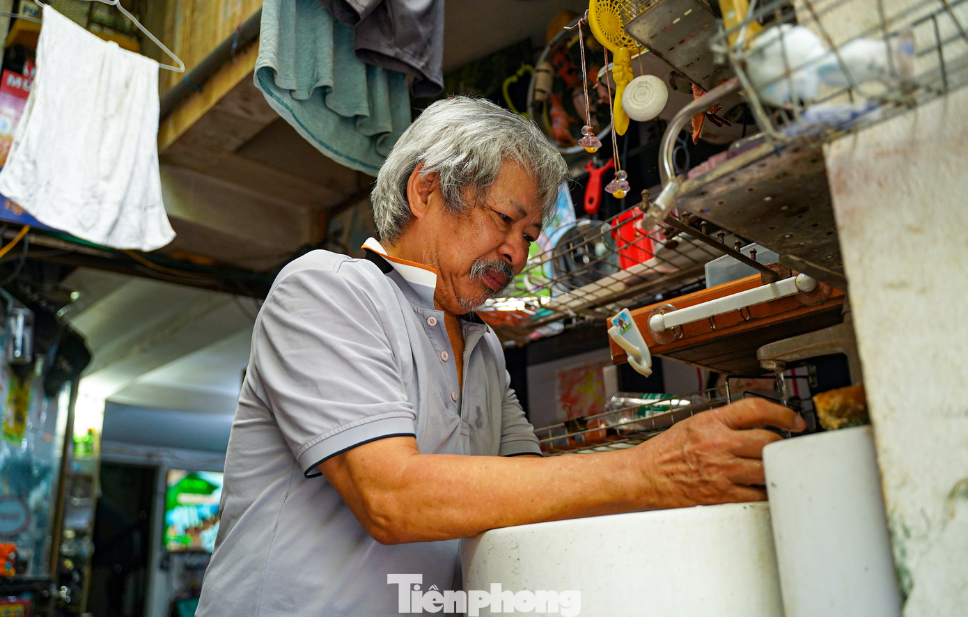 Dù ở trong nhà, ông Thành (quận Ba Đình) phải liên tục rửa mặt vào buổi trưa để hạ nhiệt. “Nhà tôi không có điều hoà, dùng quạt nhưng vẫn rất nóng, tôi phải rửa mặt liên tục cho đỡ ngột ngạt” ông chia sẻ.