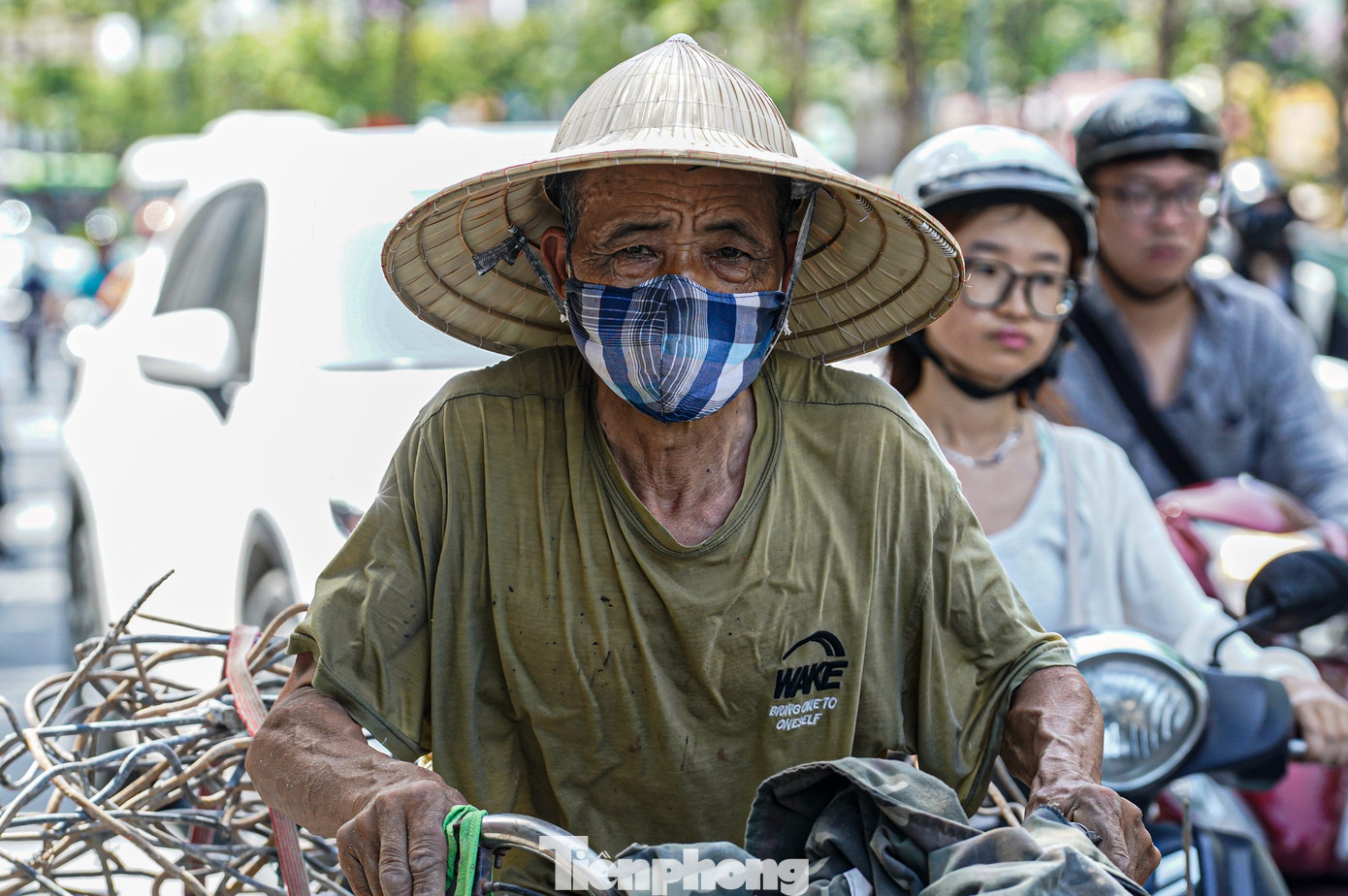 Với những người lao động ngoài trời, cái nắng của Hà Nội những ngày này trở nên rõ rệt và khắc nghiệt hơn bao giờ hết.