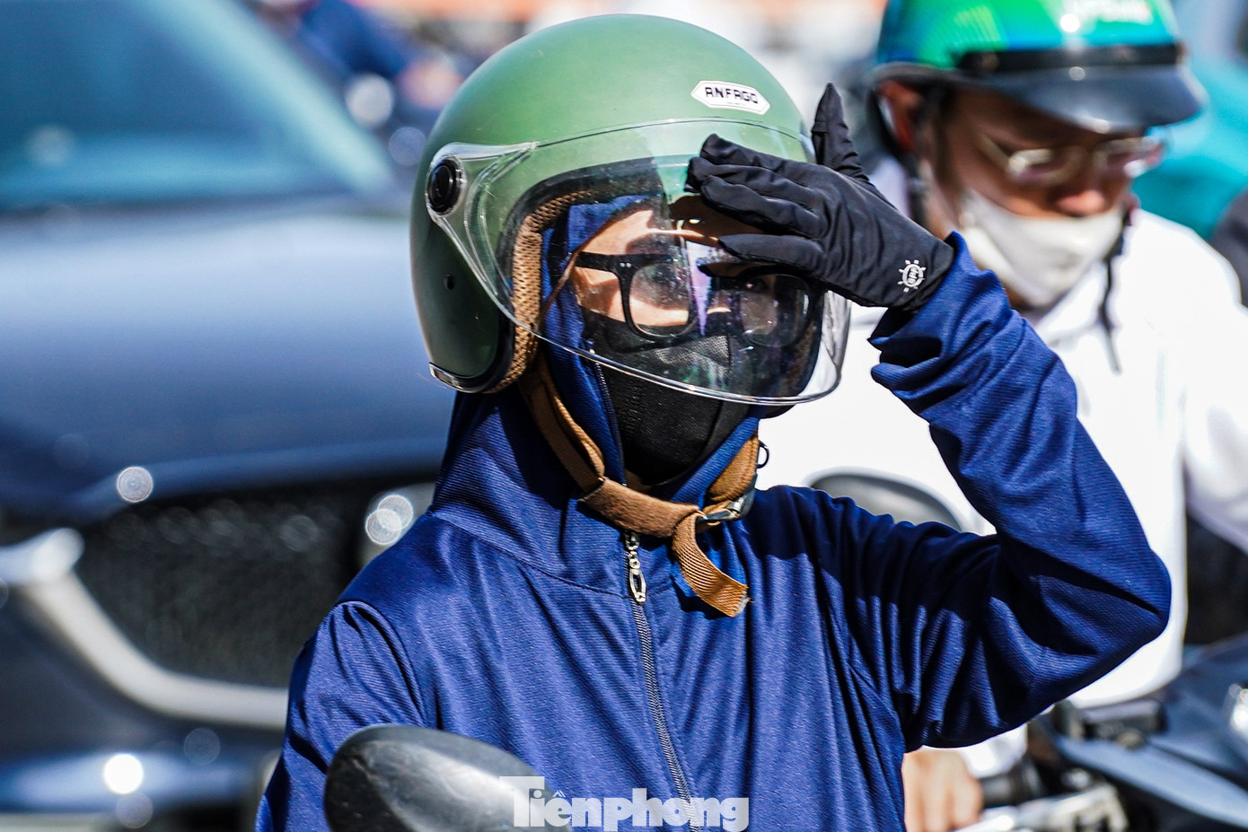 Người phụ nữ che mắt tránh ánh sáng chói chang dù mới chỉ 8h sáng.