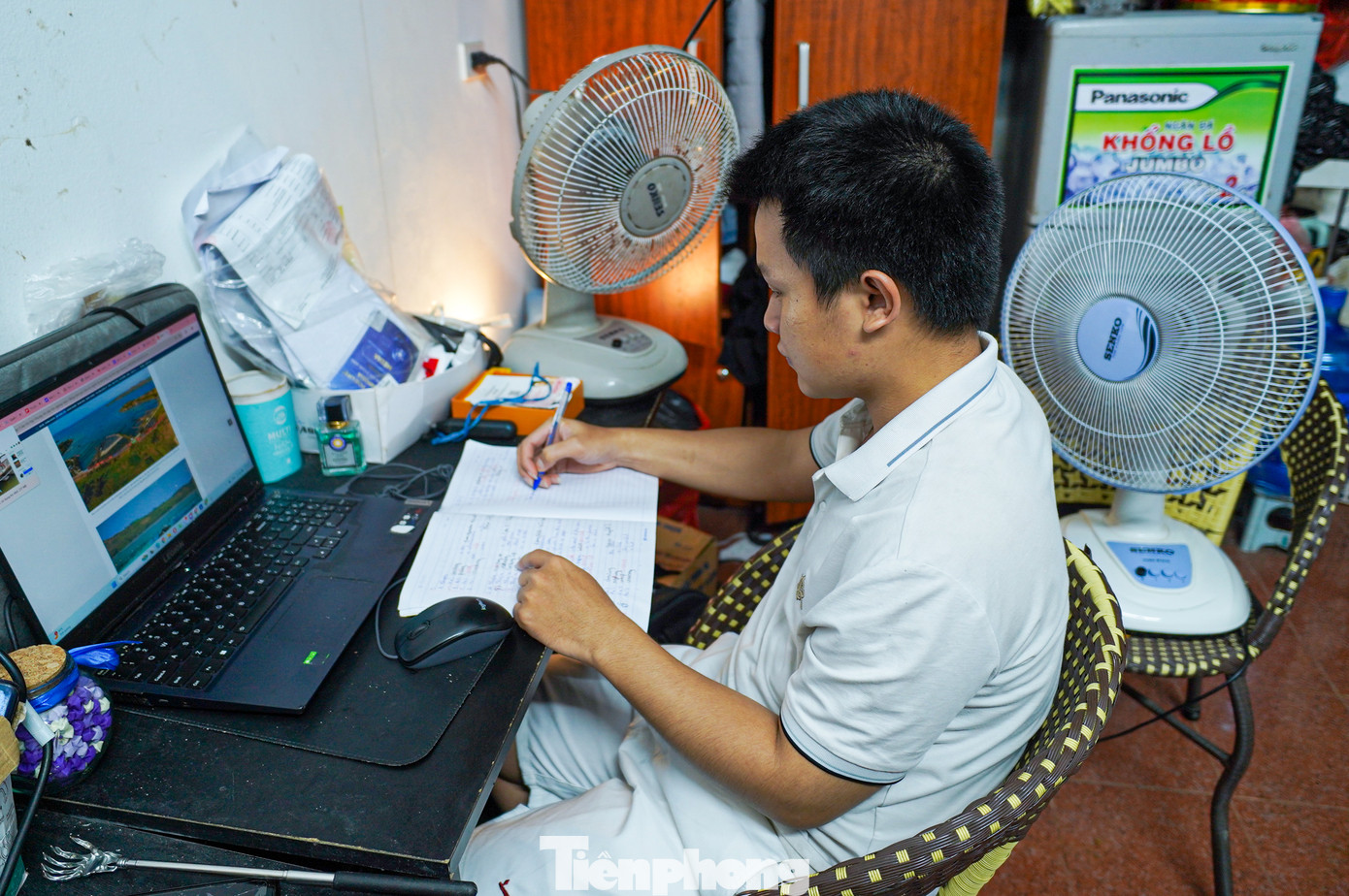 Bạn Tuấn Anh (sinh viên Đại học Văn Hóa Hà Nội) dùng tới 2 quạt điện để làm mát.