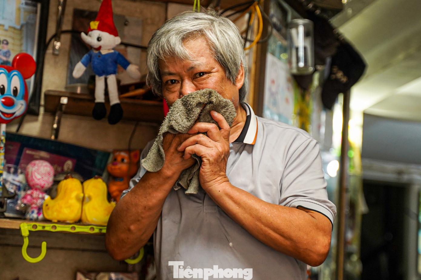 Dù ở trong nhà, ông Thành (quận Ba Đình) phải liên tục rửa mặt vào buổi trưa để hạ nhiệt. “Nhà tôi không có điều hoà, dùng quạt nhưng vẫn rất nóng, tôi phải rửa mặt liên tục cho đỡ ngột ngạt” ông chia sẻ.