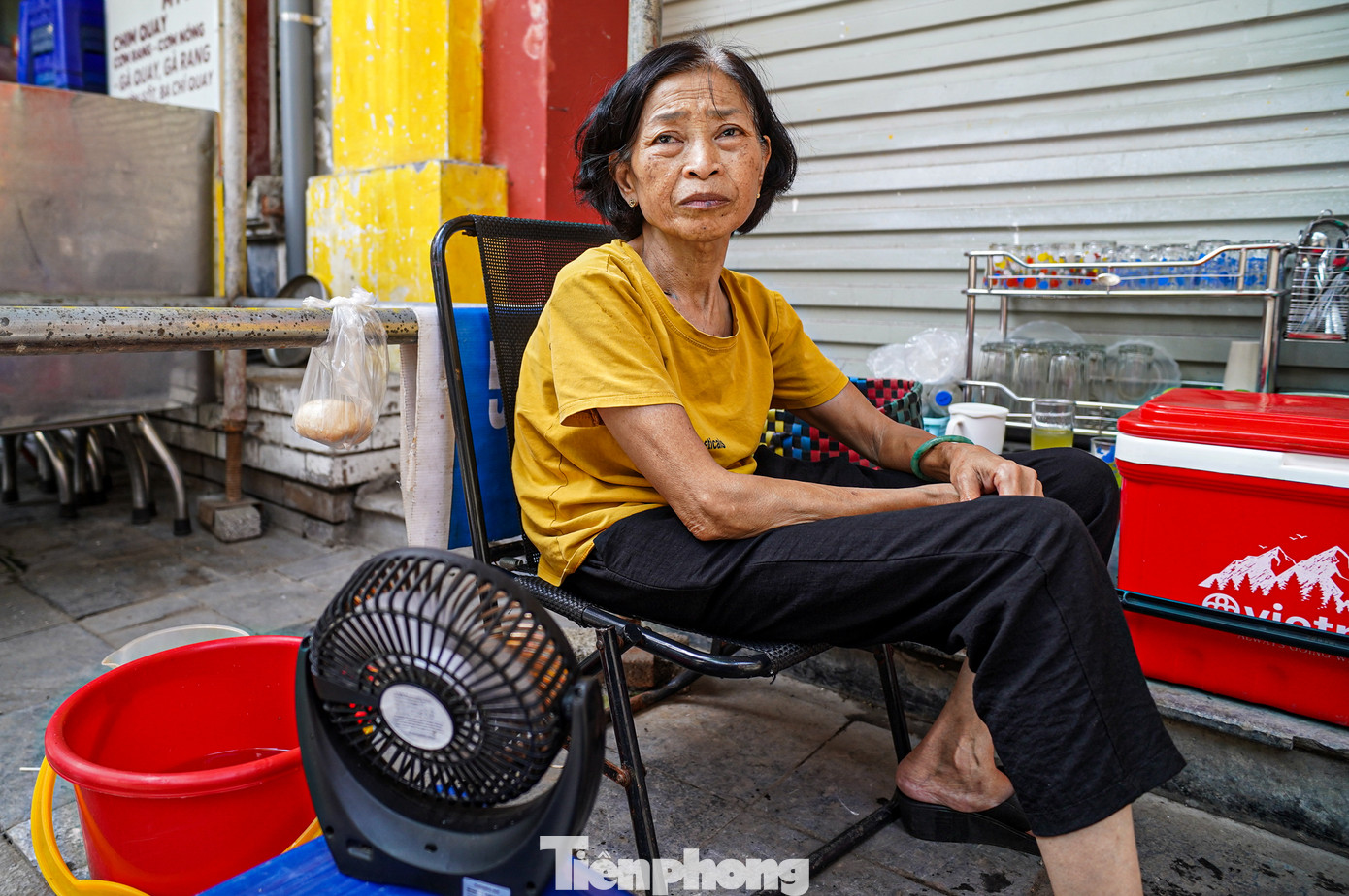 Bà Lê Thu Hà trên phố Hàng Bông, quận Hoàn Kiếm) chia sẻ: "Vài ngày nay, nắng nóng cao điểm khiến cuộc sống của tôi bị đảo lộn hoàn toàn. Lúc nào tôi cũng phải mang theo chiếc quạt nhỏ để làm mát. Trước đây, tôi thường mở hàng từ sáng đến tối, nhưng nay nắng quá gắt, cứ tầm 11h trưa là tôi phải dọn về nhà, đến tầm 5 giờ chiều lại ra bán".