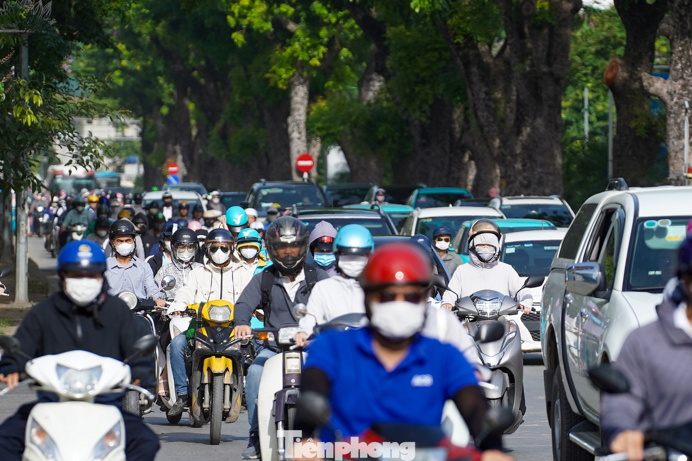 Hà Nội đang bước vào chuỗi ngày nắng nóng đầu hè với mức nhiệt ngoài trời lên tới gần 40 độ C. Ngay từ sáng sớm, tình trạng giao thông đã trở nên căng thẳng, các điểm ùn tắc khiến nhiều người cảm thấy ngột ngạt khi di chuyển đến cơ quan, công sở.