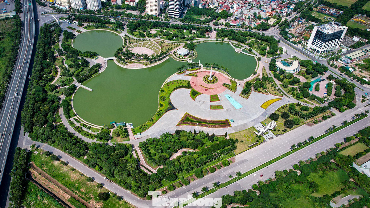 Công viên Hòa Bình nằm trên đường Phạm Văn Đồng (quận Bắc Từ Liêm), công viên có tổng mức đầu tư 282 tỷ đồng (trong đó kinh phí giải phóng mặt bằng là 72 tỷ đồng) khánh thành từ tháng 10/2010 để chào mừng Đại lễ 1000 năm Thăng Long - Hà Nội.