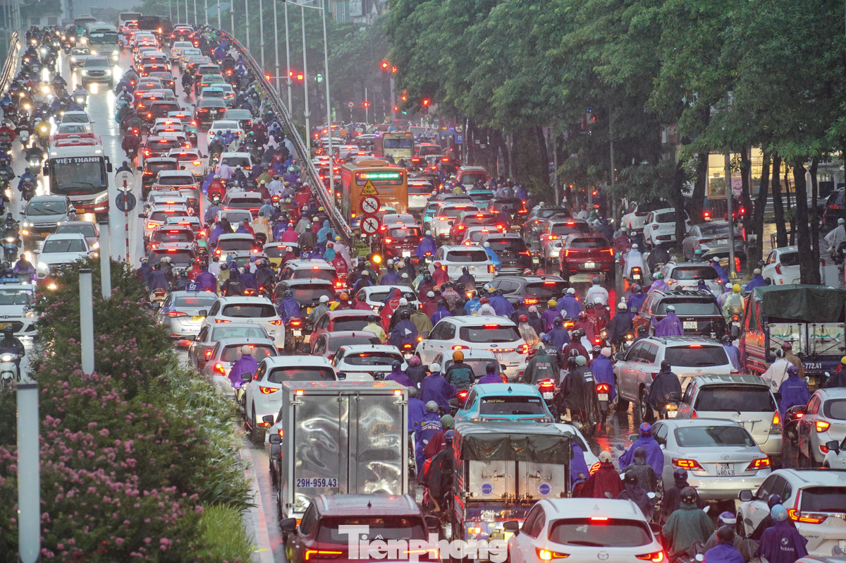 Xe máy và ô tô chen nhau tại 2 đầu cầu vượt Nguyễn Chí Thanh lúc hơn 7 giờ.