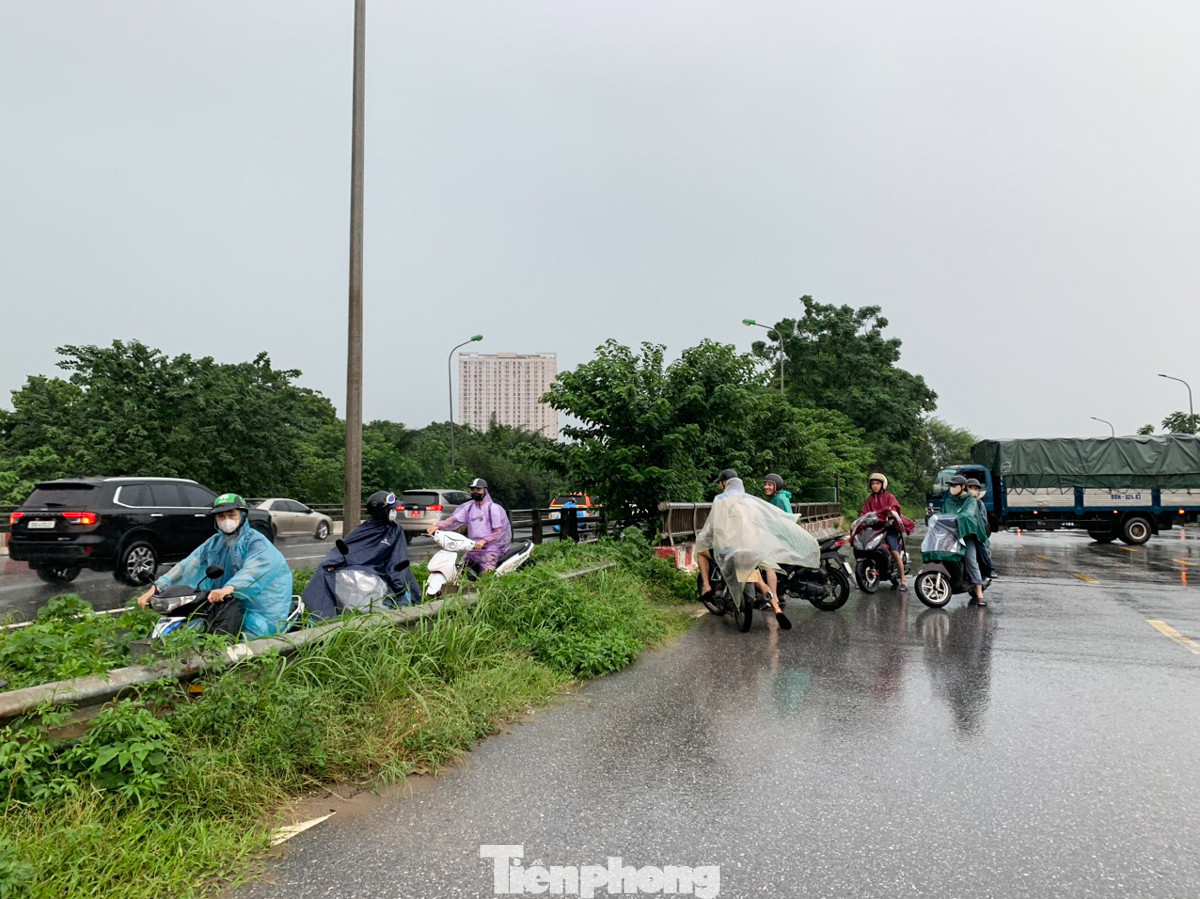 Một số người dân quay xe máy sang làn cao tốc để tránh ngập. Một số người dân quay xe máy sang làn cao tốc để tránh ngập.