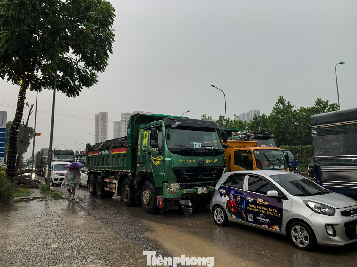 Mưa lớn, đường ngập vào giờ tan tầm dẫn đến tình trạng ùn tắc kéo dài. Mưa lớn, đường ngập vào giờ tan tầm dẫn đến tình trạng ùn tắc kéo dài.
