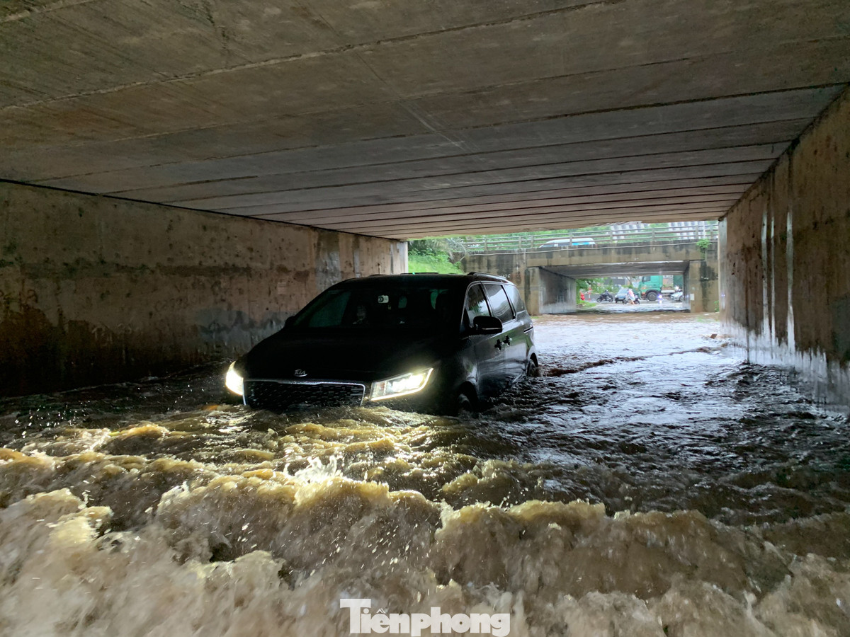 Nhiều chủ phương tiện vẫn "liều" cố chạy qua chỗ ngập. Nhiều chủ phương tiện vẫn "liều" cố chạy qua chỗ ngập.