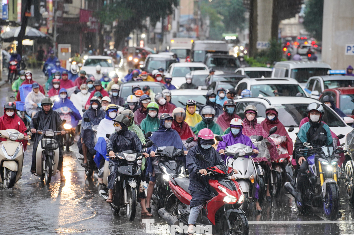 Sáng nay (23/7), cơn mưa kéo dài trong nhiều giờ đồng hồ khiến các tuyến phố nội đô Hà Nội tắc cứng. Vào khung giờ cao điểm đi làm, hình ảnh từng dòng phương tiện chậm chạp di chuyển xuất hiện khắp phố Hà Nội.