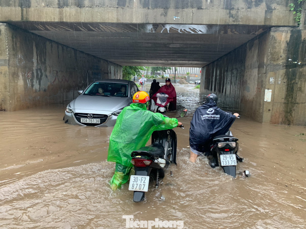 Rất nhiều ô tô bị ngập nước, người dân điều khiển xe máy phải dắt bộ khi qua hầm. Rất nhiều ô tô bị ngập nước, người dân điều khiển xe máy phải dắt bộ khi qua hầm.