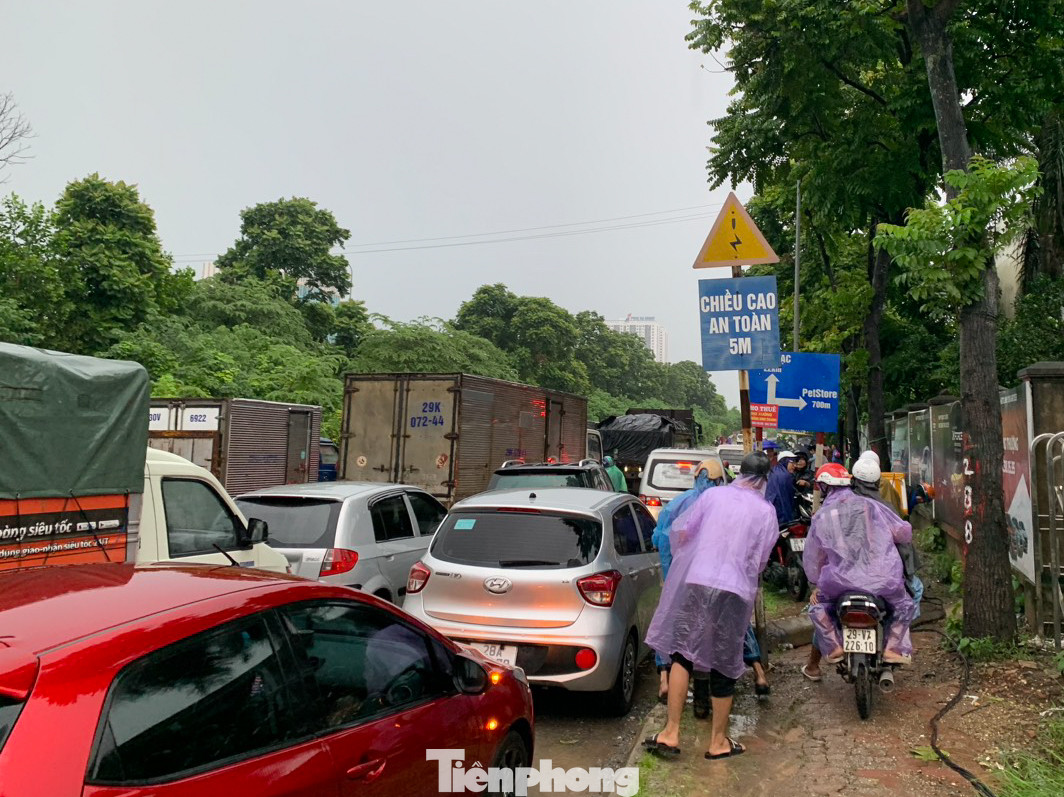 Mưa lớn, đường ngập vào giờ tan tầm dẫn đến tình trạng ùn tắc kéo dài. Mưa lớn, đường ngập vào giờ tan tầm dẫn đến tình trạng ùn tắc kéo dài.