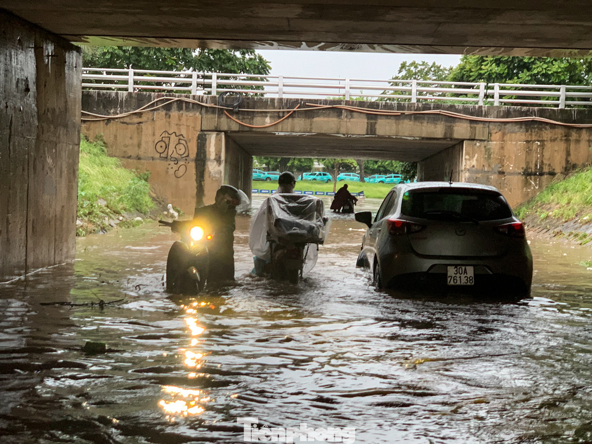 Hầm chui dân sinh số 4 trên đường gom Đại lộ Thăng Long ngập sâu. Hầm chui dân sinh số 4 trên đường gom Đại lộ Thăng Long ngập sâu.
