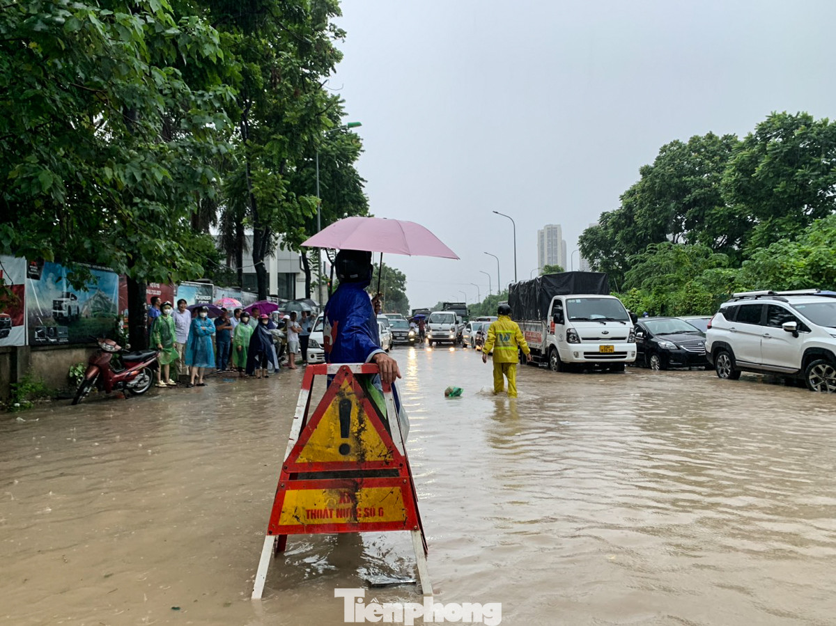 Lực lượng chức năng đã đặt biển cảnh báo và điều tiết các phương tiện di chuyển sang hướng khác. Lực lượng chức năng đã đặt biển cảnh báo và điều tiết các phương tiện di chuyển sang hướng khác.
