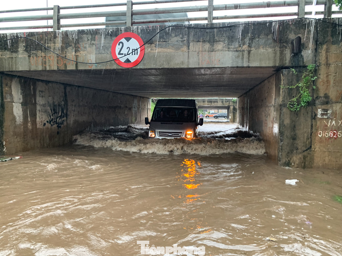 Nhiều chủ phương tiện vẫn "liều" cố chạy qua chỗ ngập. Nhiều chủ phương tiện vẫn "liều" cố chạy qua chỗ ngập.