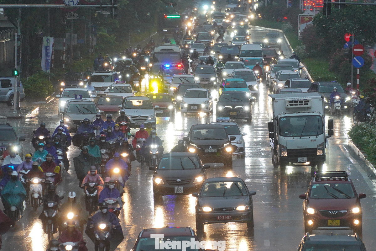 Mưa lớn làm hạn chế tầm nhìn nhiều người đi đường đã phải bật đèn xe. Hình ảnh trên đường Nguyễn Chí Thanh sáng nay.