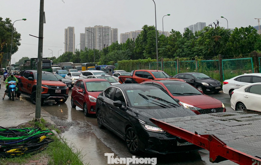 Mưa lớn, đường ngập vào giờ tan tầm dẫn đến tình trạng ùn tắc kéo dài. Mưa lớn, đường ngập vào giờ tan tầm dẫn đến tình trạng ùn tắc kéo dài.