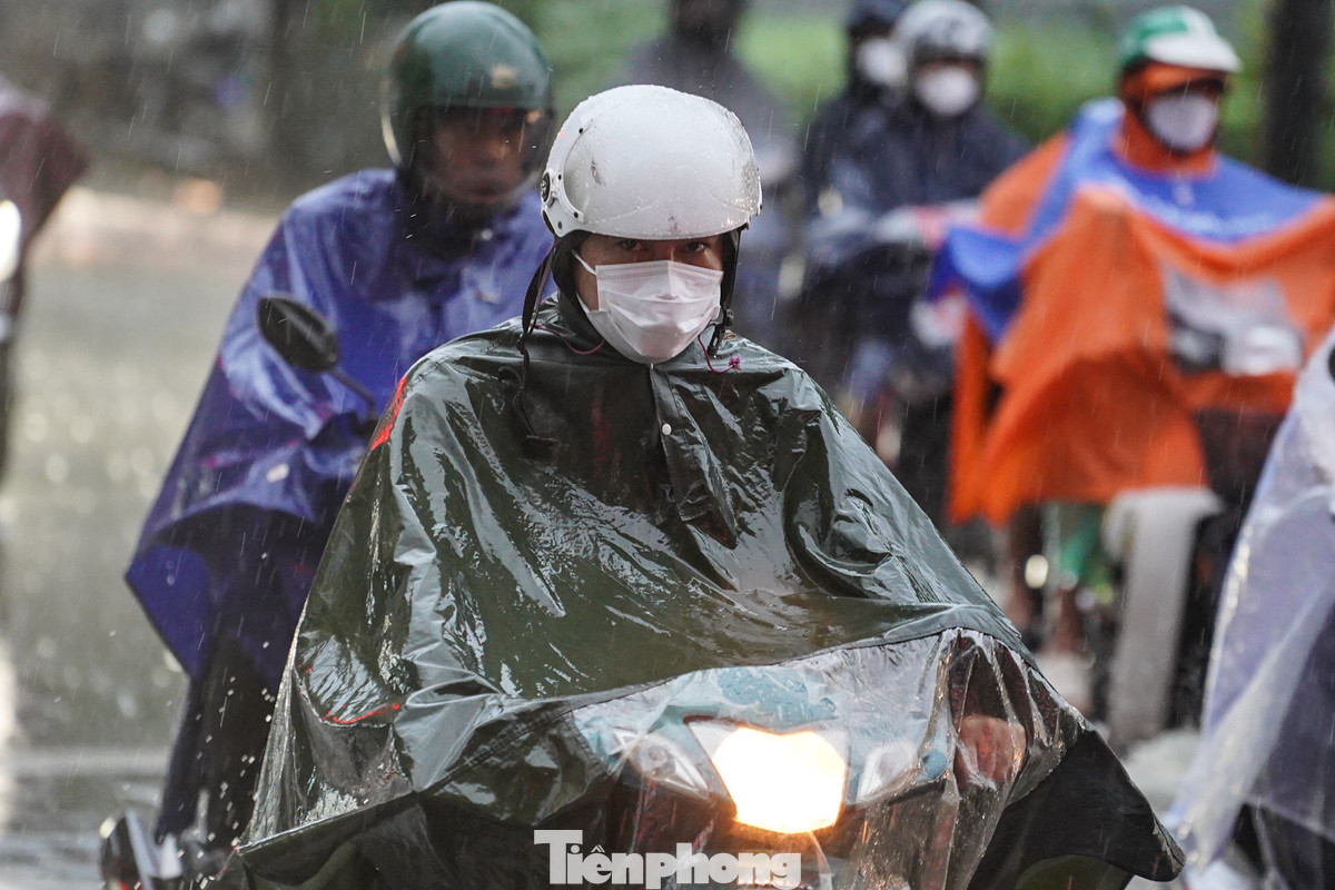 Mưa lớn khiến việc đi lại của người dân gặp nhiều khó khăn.