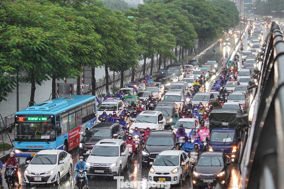 Đoạn Vành đai 2 hướng xuống Cầu Giấy đông đúc xe cộ, ô tô xếp hàng nối đuôi nhau trên đường trên cao.