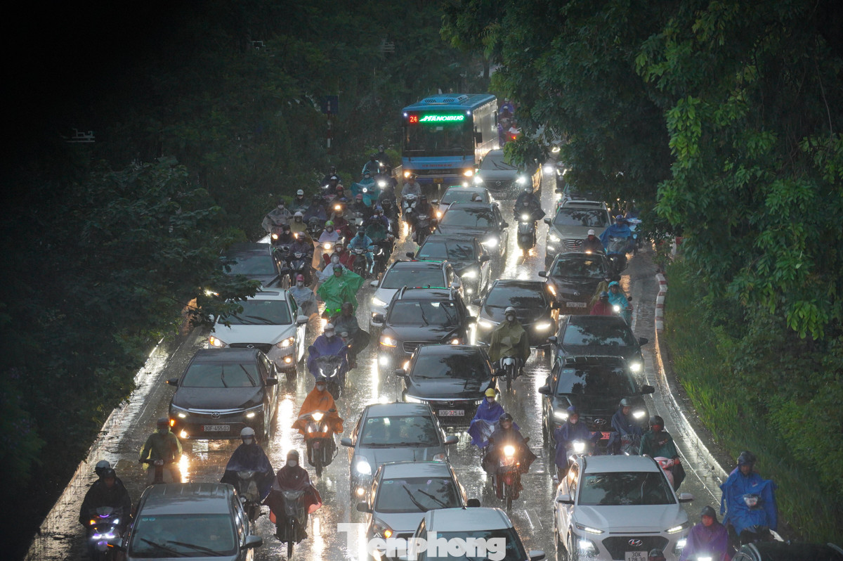 Các phương tiện đi trên đường Láng như đi trong đêm với ánh đèn xe.