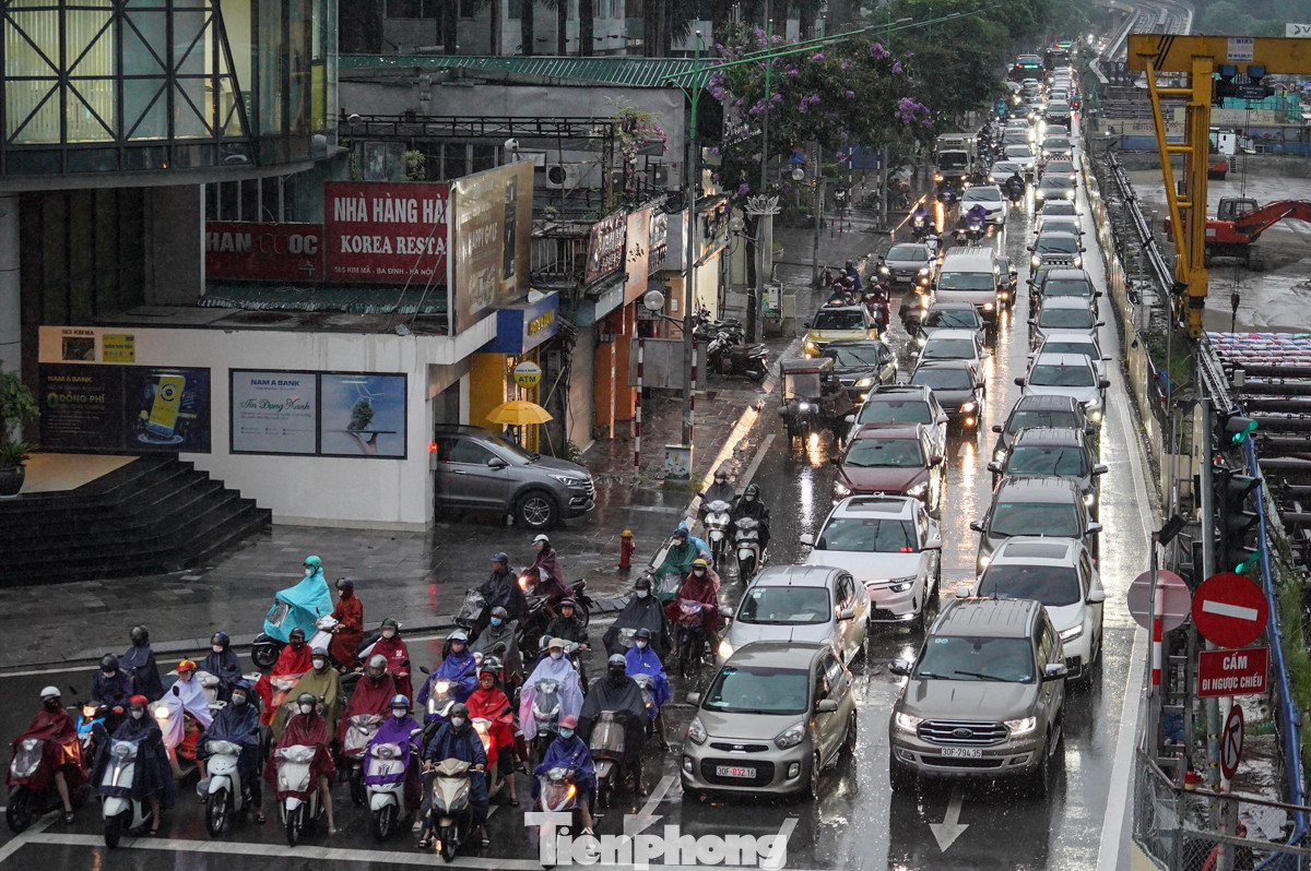 Đường Kim Mã tắc cứng lúc gần 8 giờ sáng, các phương tiện di chuyển chậm dưới cơn mưa.