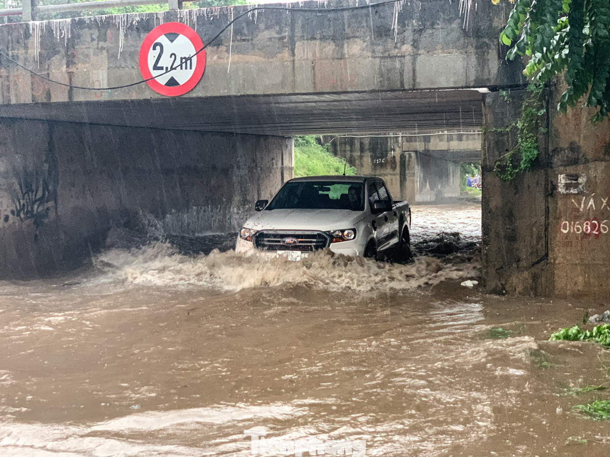 Nhiều chủ phương tiện vẫn "liều" cố chạy qua chỗ ngập. Nhiều chủ phương tiện vẫn "liều" cố chạy qua chỗ ngập.