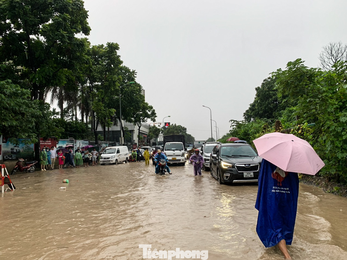 Hôm nay (23/7), mưa lớn kéo dài từ rạng sáng đến chiều đã khiến nhiều tuyến đường của Thủ đô Hà Nội ngập úng, giao thông ùn tắc.. Hôm nay (23/7), mưa lớn kéo dài từ rạng sáng đến chiều đã khiến nhiều tuyến đường của Thủ đô Hà Nội ngập úng, giao thông ùn tắc..