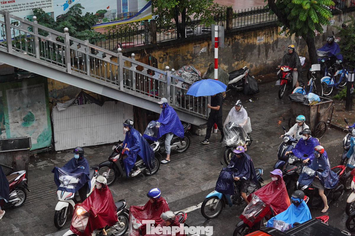 Rất nhiều phương tiện leo lên vỉa hè nhằm mong thoát tắc.