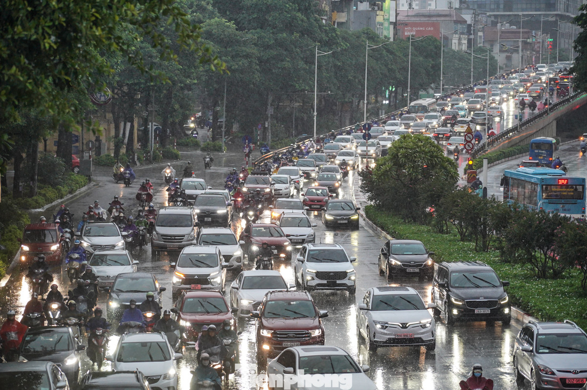 Xe máy và ô tô chen nhau tại 2 đầu cầu vượt Nguyễn Chí Thanh lúc hơn 7 giờ.