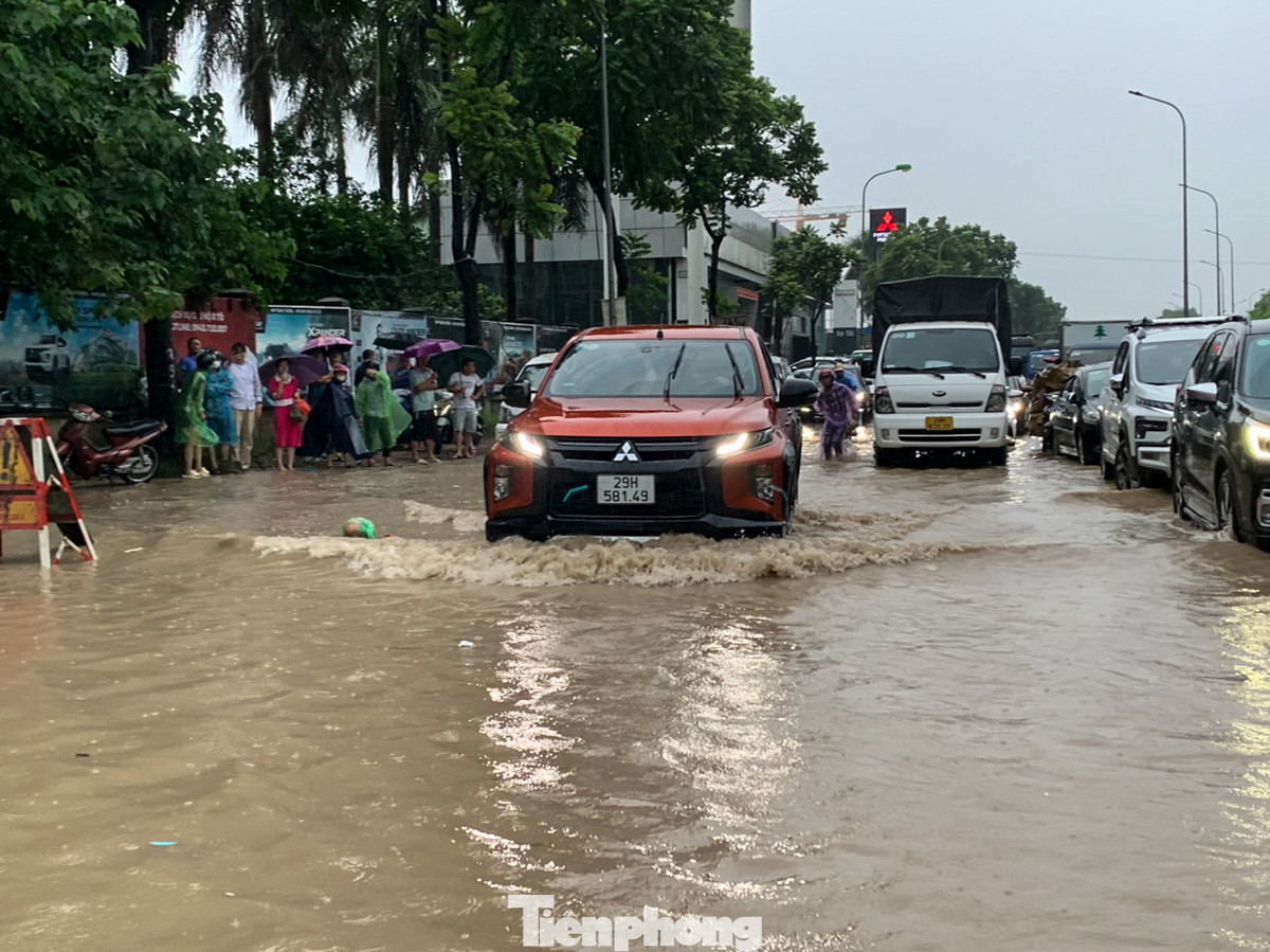 Đường gom đại lộ Thăng Long lênh láng nước, các phương tiện di chuyển khó khăn. Đường gom đại lộ Thăng Long lênh láng nước, các phương tiện di chuyển khó khăn.