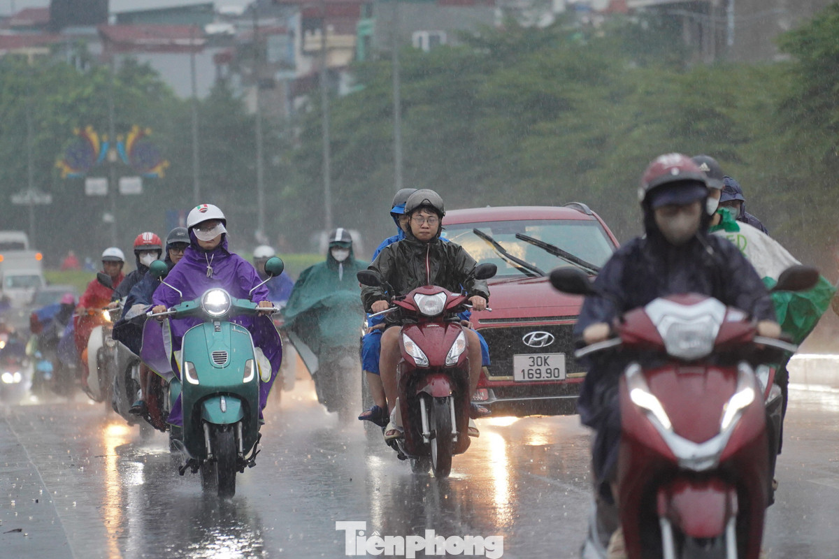 Theo Trung tâm dự báo khí tượng thủy văn quốc gia, do ảnh hưởng của hoàn lưu bão số 2, đêm 22 đến hết đêm 23/7, thời tiết khu vực Hà Nội nhiều mây, có mưa vừa đến mưa to.