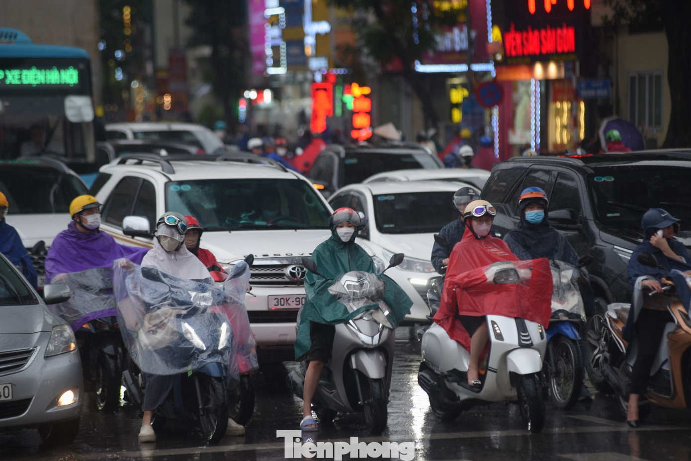 Chiều tối 15/5, tại nội thành Hà Nội xảy ra một trận mưa lớn kéo dài khiến nhiều tuyến giao thông ùn tắc, một số đường còn bị tình trạng ngập nước.