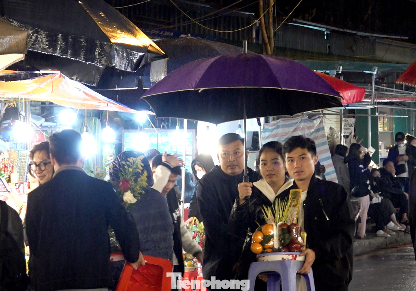 Phủ Tây Hồ mở cửa từ 5 giờ sáng và đóng lúc 19 giờ hàng ngày, nhưng vào thời điểm 0 giờ ngày 11/1 (tức mùng 1 tháng Chạp), trời có mưa nhỏ và rét nhưng tại Phủ Tây Hồ (quận Tây Hồ), rất đông người dân đến dâng lễ tạ dịp cuối năm.