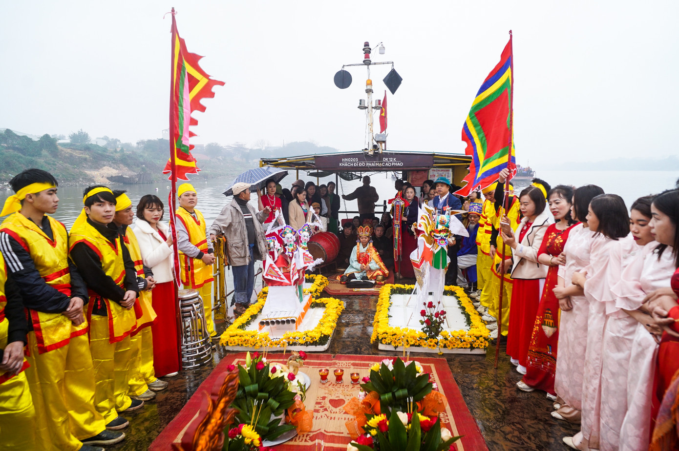 Nghi lễ cúng được thực hiện ngay trên thuyền.