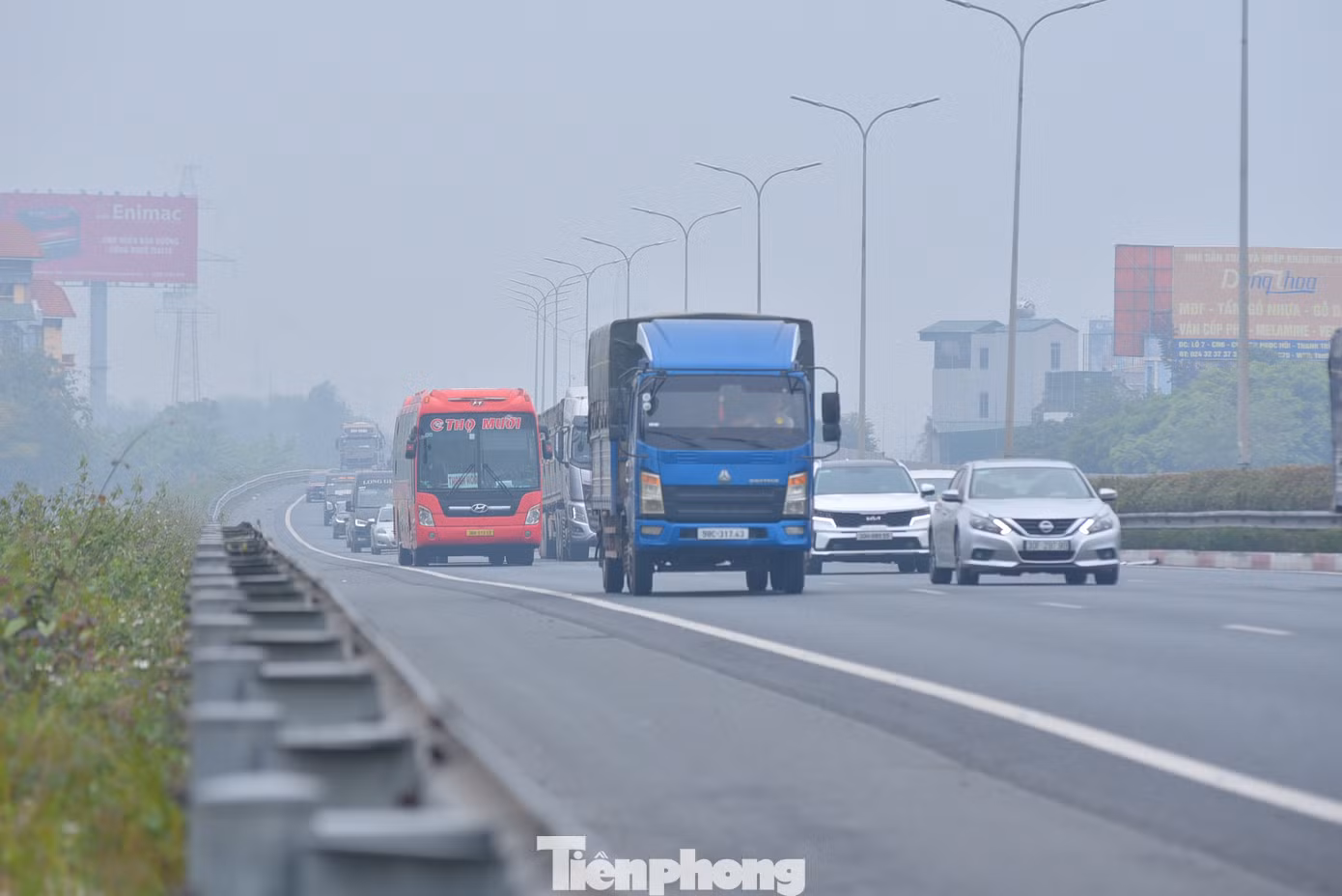 Nhiều người chọn về quê muộn để không vướng vào cảnh tắc đường, kẹt xe.