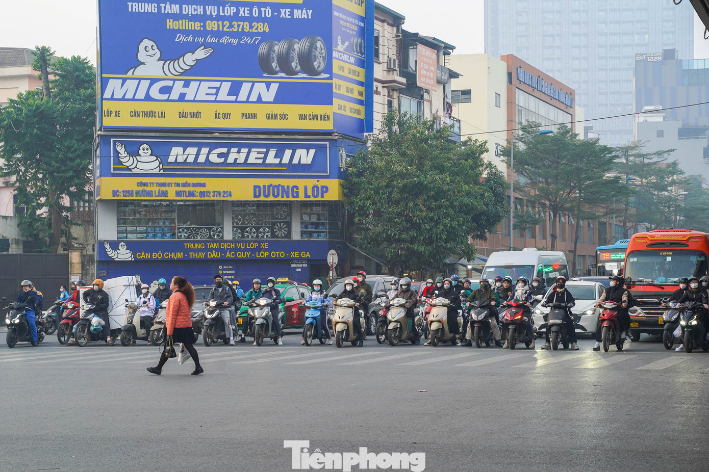 Hình ảnh đường phố Hà Nội khác lạ trong ngày đi làm đầu tiên của năm 2025.