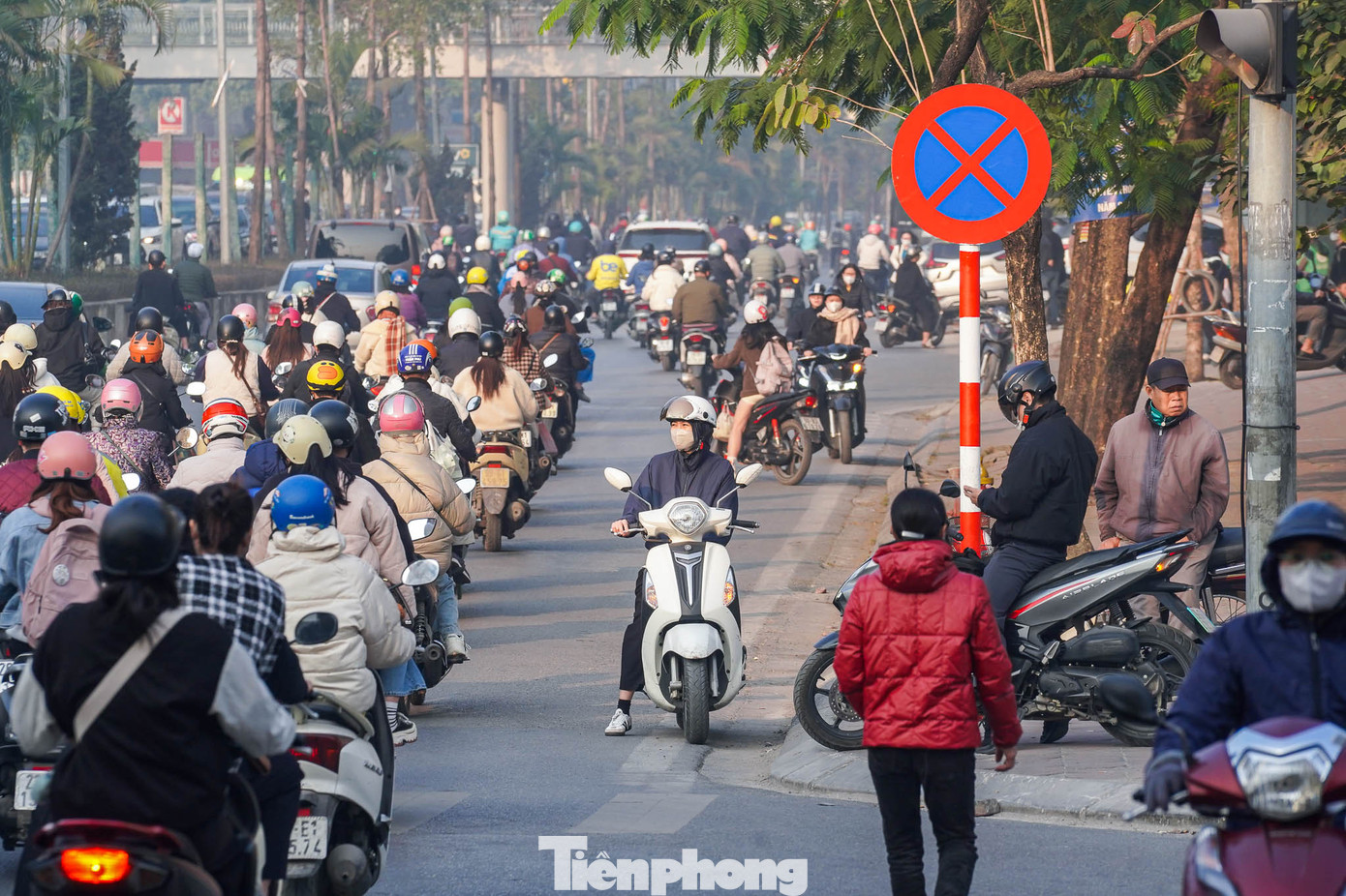 Tại khu vực gần bến xe Mỹ Đình, một số phương tiện vẫn vi phạm đi ngược chiều. Theo nghị định mới, lỗi này bị xử phạt từ 4-6 triệu đồng, so với Nghị định 100,123 xử phạt từ 1-2 triệu đồng.
