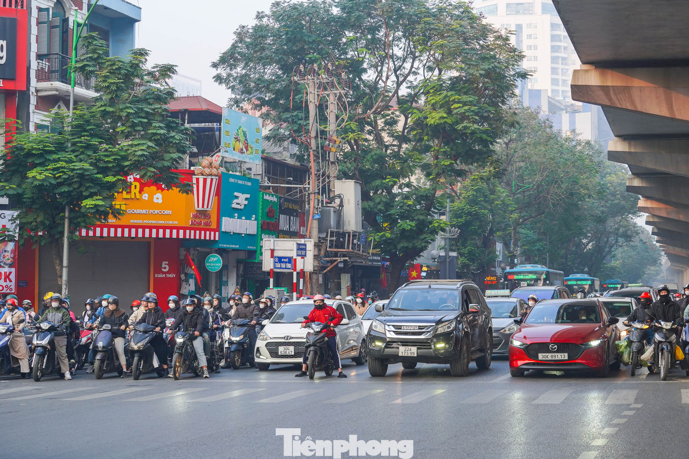 Hình ảnh đường phố Hà Nội khác lạ trong ngày đi làm đầu tiên của năm 2025.