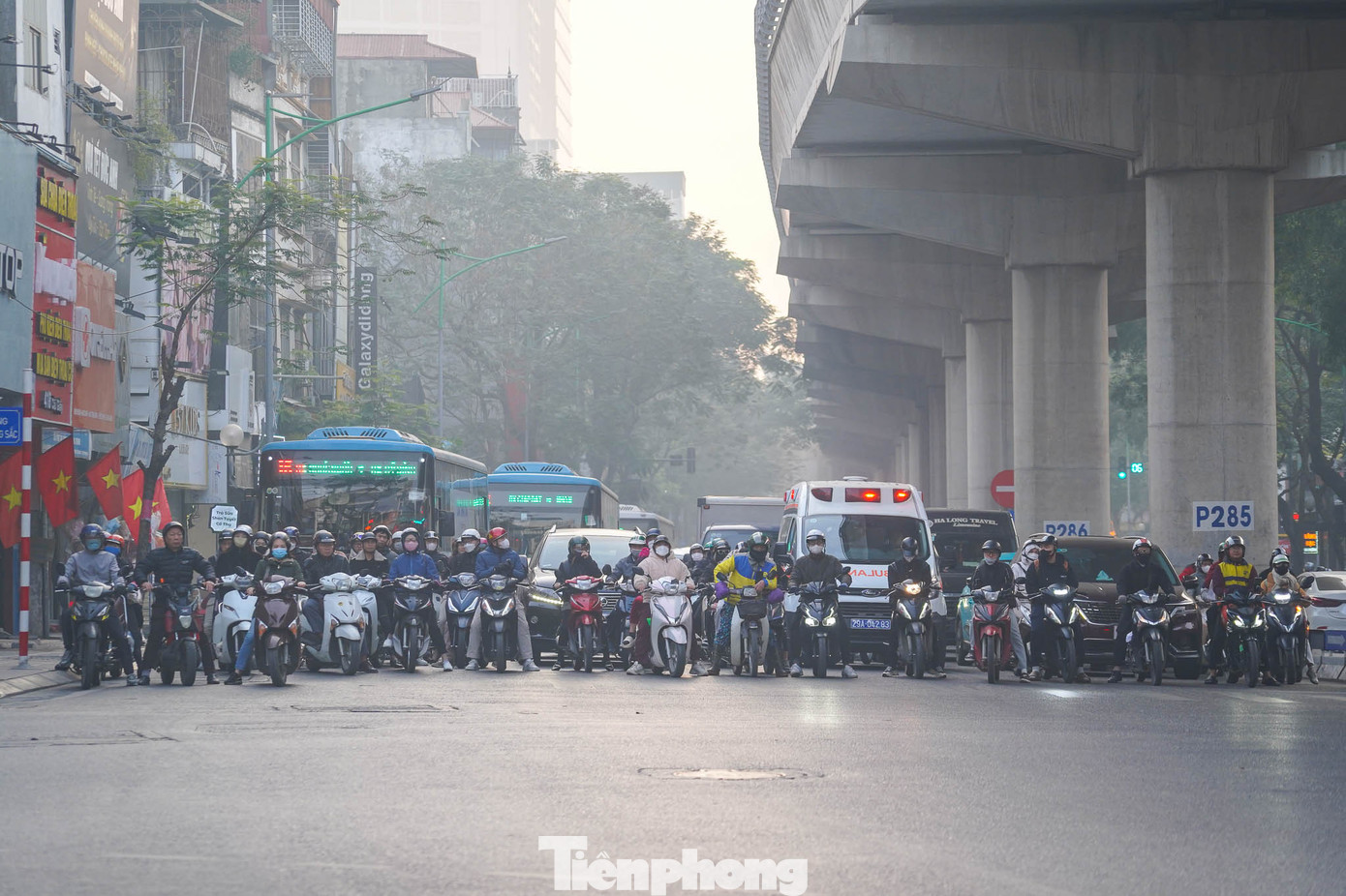 Tại các khu vực như nút giao Cầu Giấy, Mai Dịch, Láng... người dân di chuyển trên đường cũng đã có trật tự và nề nếp hơn.