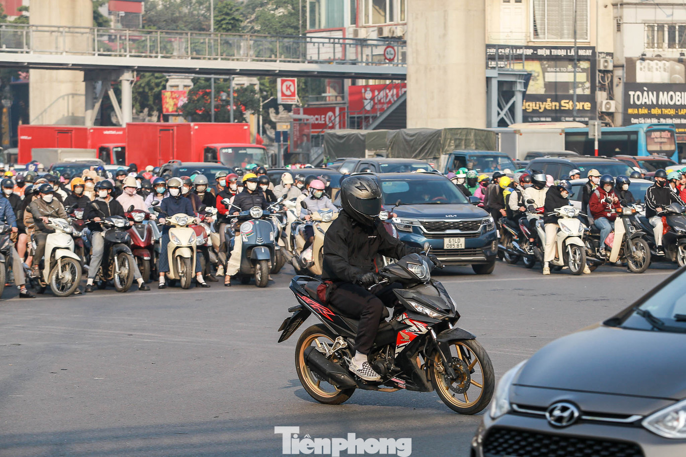 Tuy nhiên, vẫn còn một số người vẫn vượt đèn đỏ dù mức phạt hành chính hiện tại rất cao.