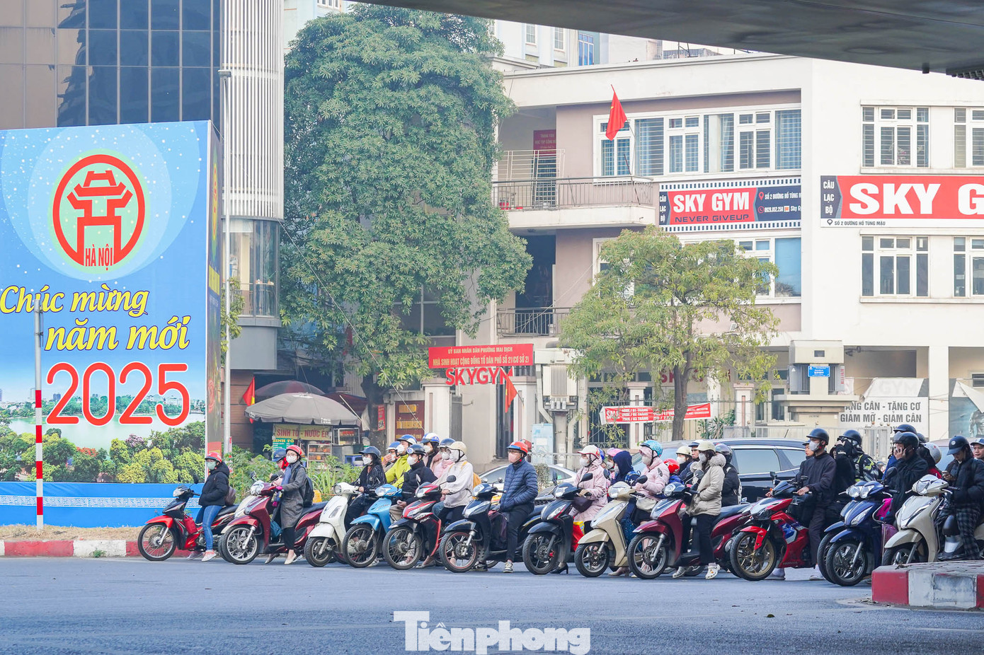 Tại các khu vực như nút giao Cầu Giấy, Mai Dịch, Láng... người dân di chuyển trên đường cũng đã có trật tự và nề nếp hơn.