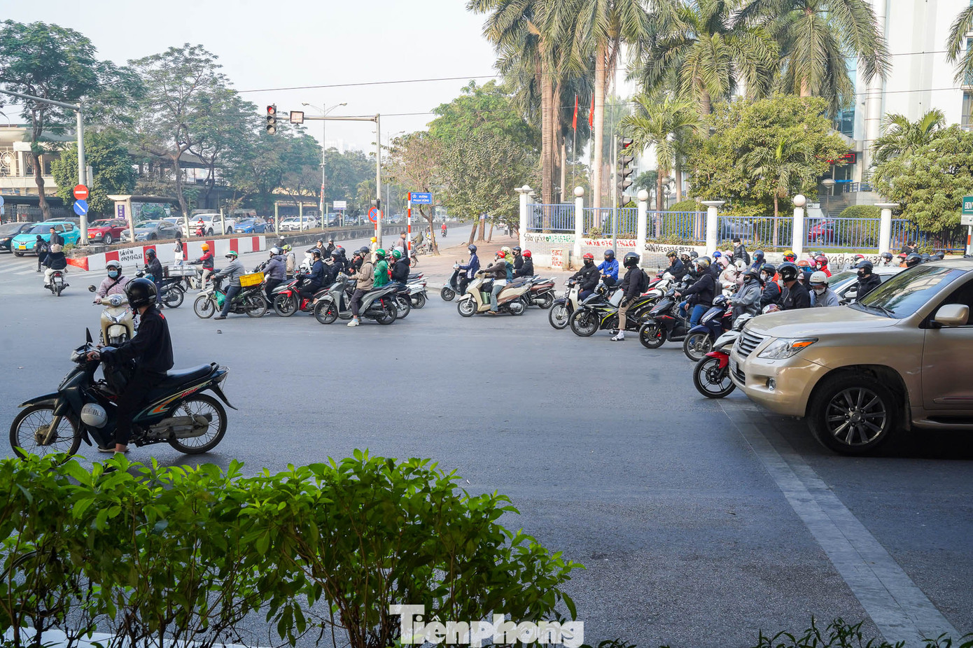 Nhiều người đi xe máy trong lúc dừng đèn đỏ vẫn đè vạch 'cướp' lối đi của người đi bộ.
