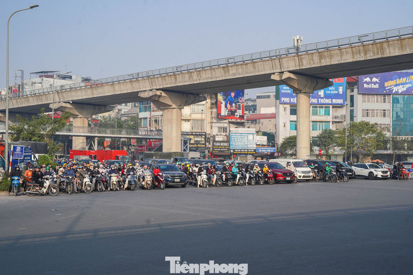 Tương tự, tại khu vực cầu vượt Mai Dịch, nhiều người tham gia giao thông đã nghiêm túc chấp hành việc dừng trước đèn đỏ.