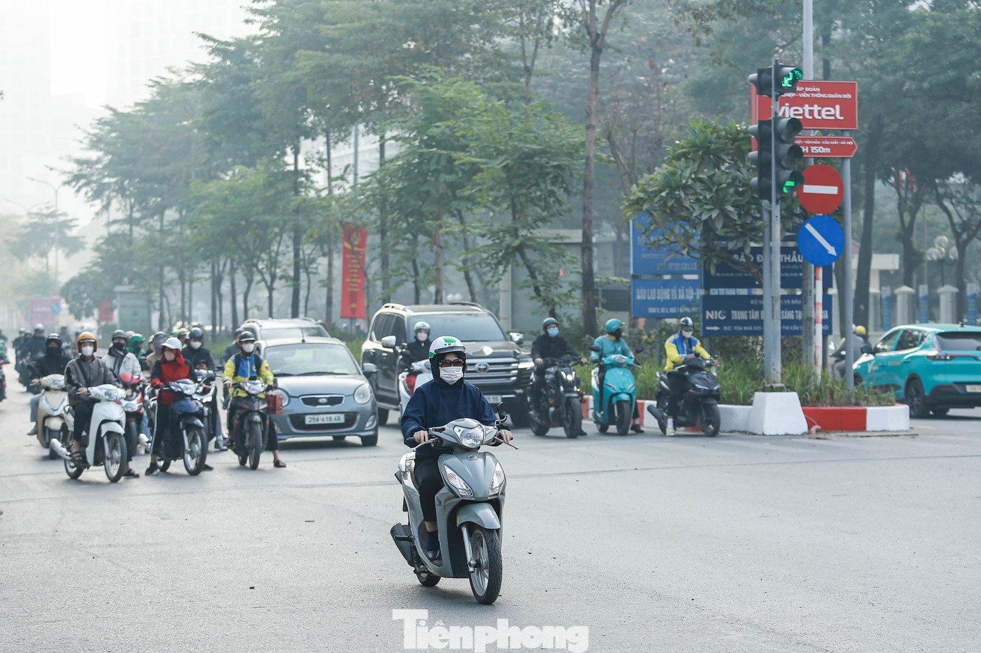 Theo Nghị định 168/2024/NĐ-CP, hành vi vượt đèn đỏ sẽ bị phạt từ 18-20 triệu đồng đối với ô tô và 4-6 triệu đồng đối với xe máy, đồng thời bị trừ 4 điểm trên GPLX.