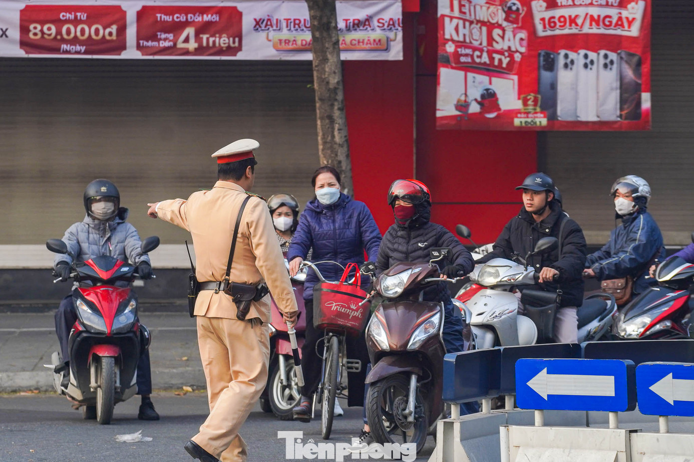 Ngay khi thấy người dân vi phạm, CSGT đã đến nhắc nhở và phổ biến về Nghị định mới.