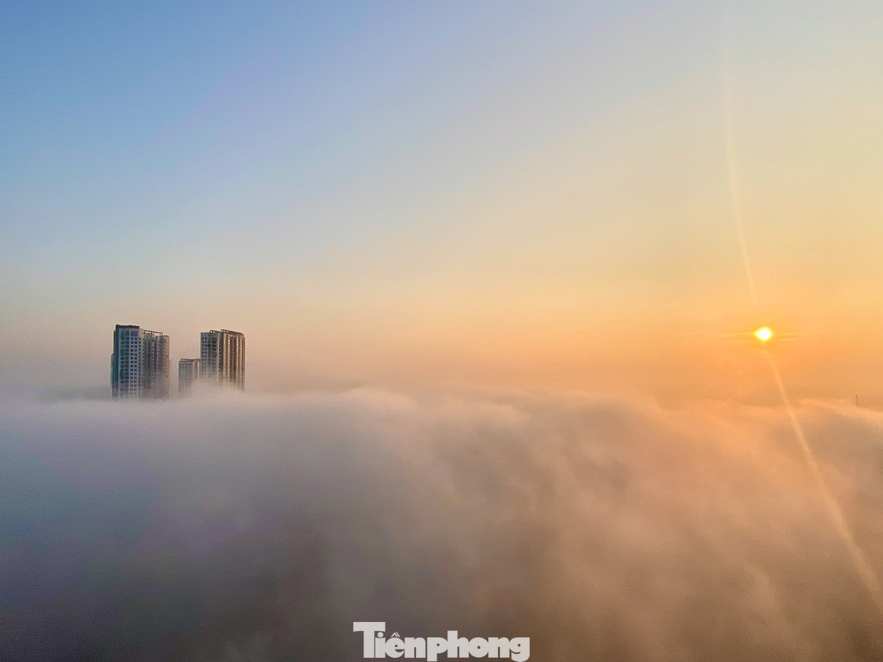 Không chỉ ở Thủ đô, tại thị trấn Văn Giang, Hưng Yên lúc 6 giờ 30 sáng cũng ghi nhận tình trạng sương mù dày đặc, bao phủ cả tòa nhà cao 36 tầng. Không chỉ ở Thủ đô, tại thị trấn Văn Giang, Hưng Yên lúc 6 giờ 30 sáng cũng ghi nhận tình trạng sương mù dày đặc, bao phủ cả tòa nhà cao 36 tầng.