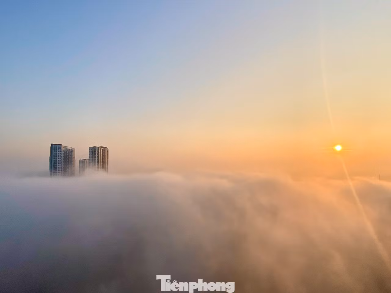 Không chỉ ở Thủ đô, tại thị trấn Văn Giang, Hưng Yên lúc 6 giờ 30 sáng cũng ghi nhận tình trạng sương mù dày đặc, bao phủ cả tòa nhà cao 36 tầng.